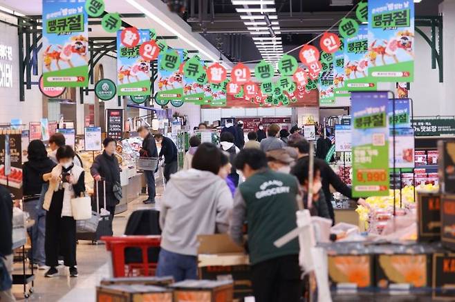 서울 한 대형마트에서 시민들이 장을 보고 있다. 연합뉴스