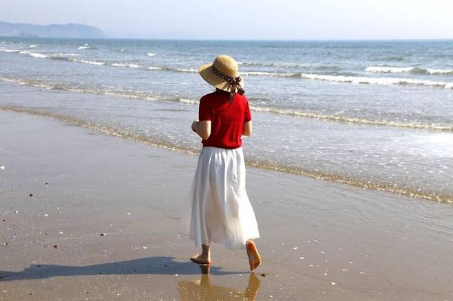 '어싱(Earthing, 접지)'은 땅(Earth)과 진행형(ing)의 합성어로 맨발을 접촉해 지구의 에너지를 받아들이는 행동을 말한다