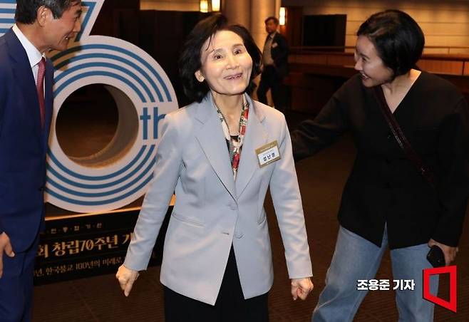 국민의힘 김문수 대선 후보의 부인 설난영 씨가 12일 서울 중구 신라호텔에서 열린 중앙신도회 창립 70주년 기념식에 참석, 자리로 이동하고 있다. 조용준 기자