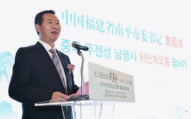 남평시 당위원회 서기 위안차오홍(袁超洪)이 한국 관광객의 방문 편의를 위한 각종 정책을 설명하고 있다. 무이산시 제공