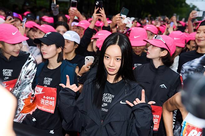 지난 10일 서울서 열린 '나이키 애프터 다크 투어 서울10K'. 7000명의 여성이 참가해 같이 레이스를 펼친 행사로, 가수 출신 배우 혜리와 가수 권은비 등도 참가해 눈길을 끌었다. /나이키