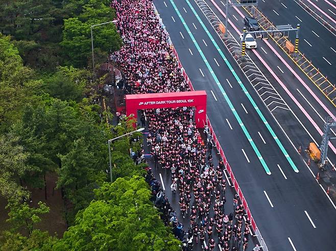 10일 열린 나이키 애프터 다크 투어 서울10K. 7000명의 여성들이 함께 달렸다./나이키
