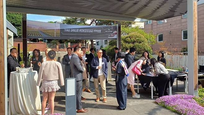 행사 참석자들이 담소를 나누고 있다. 사진=이환주 기자