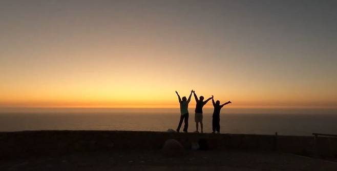 유럽의 서쪽 끝인 '호카곶'에서 영국 청년들이 만세를 부르고 있다. 사진=김태원(tan)