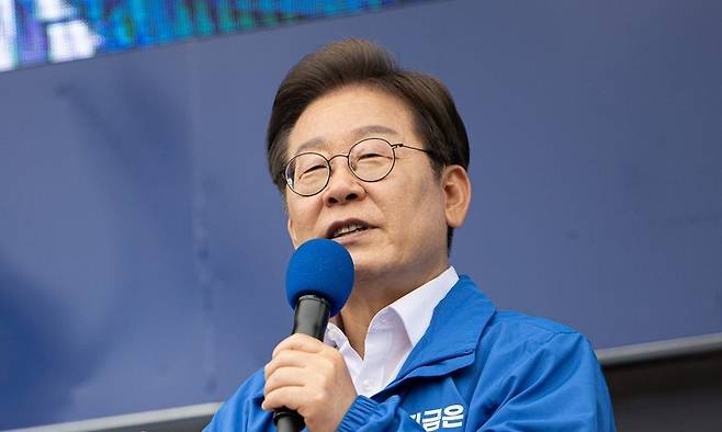 이재명 더불어민주당 대선후보가 16일 전북 군산시 구 시청광장에서 열린 유세에서 지지를 호소하는 연설을 하고 있다. 공동취재사진