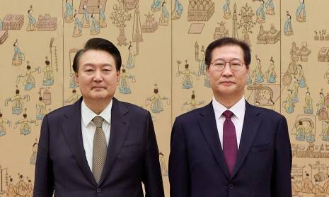 지난해 2월20일 윤석열 당시 대통령이 서울 용산 대통령실에서 박성재 법무부 장관에게 임명장을 수여한 뒤 기념 촬영을 하고 있다. 연합뉴스