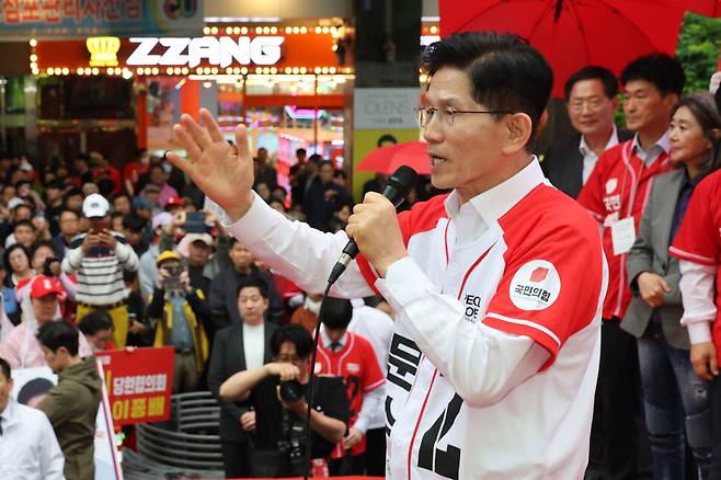 국민의힘 김문수 대선 후보가 16일 충북 청주시 올리브영 청주타운 앞에서 집중 유세를 하고 있다. 공동취재사진