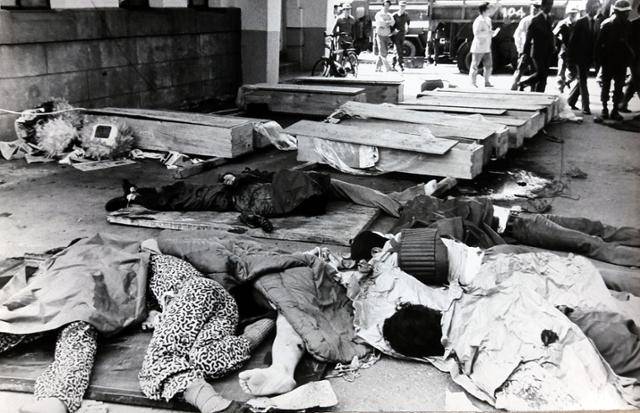 1980년 5월 광주에서 계엄군의 총격을 받고 숨진 시민들의 시신이 길가에 놓여 있다. 당시 한국일보 사진기자 박태홍씨가 촬영했다. 지난해 노벨문학상을 수상한 한강 작가의 소설 '소년이 온다'의 주인공의 실제 모델인 문재학(맨 왼쪽) 열사도 계엄군의 총격으로 사망했다. 박태홍 제공