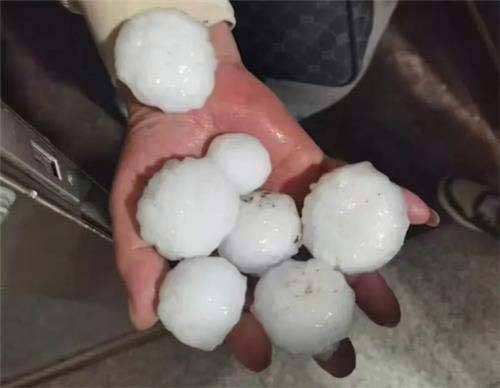 중국 베이징에서 갑작스럽게 쏟아진 우박으로 4만 건이 넘는 피해 신고가 접수됐다./사진=웨이보 캡처