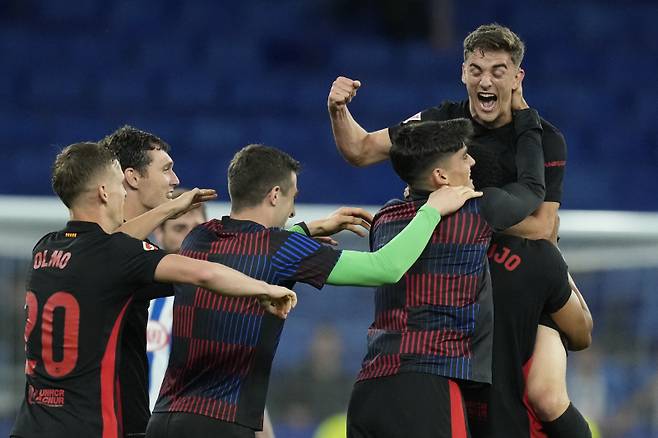 <yonhap photo-3413=""> epa12104447 FC Barcelona players celebrate after the Spanish LaLiga soccer match between between RCD Espanyol and FC Barcelona, in Cornella de Llobregat, Spain, 15 May 2025. EPA/Enric Fontcuberta/2025-05-16 07:18:27/ <저작권자 ⓒ 1980-2025 ㈜연합뉴스. 무단 전재 재배포 금지, AI 학습 및 활용 금지></yonhap>