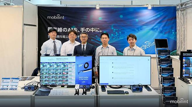 김성모 상무가 지난 4월 일본에서 개최된 ‘재팬 IT 위크 2025(춘계)’행사에서 현지 파트너사와 함께 인바운드 마케팅을 진행했을 당시 / 출처=모빌린트