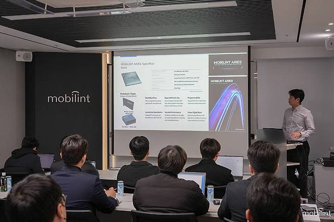 이정승 모빌린트 수석 알고리즘 총괄 엔지니어가 파트너사를 대상으로 기술 세미나를 진행 중이다 / 출처=모빌린트