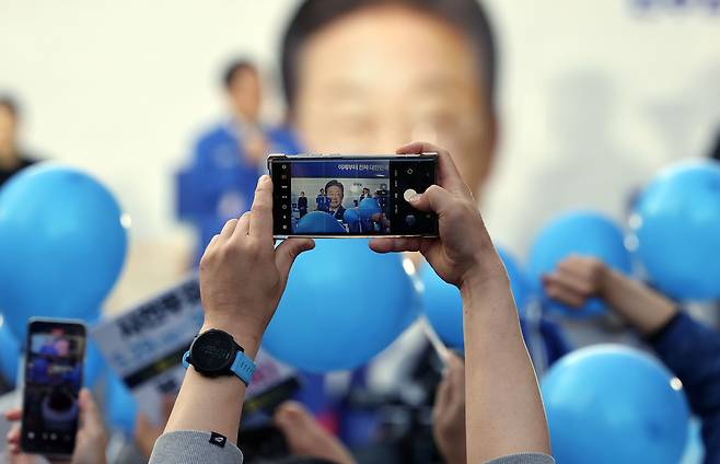 이재명 더불어민주당 대선 후보가 14일 오후 경남 거제시 고현로에서 유세하는 모습을 한 시민이 휴대폰으로 촬영하고 있다. 김성룡 기자