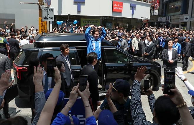 더불어민주당 이재명 대통령 후보가 14일 부산 부산진구 서면에서 열린 집중유세에 참석, 지지자들에게 인사하고 있다. 김성룡 기자