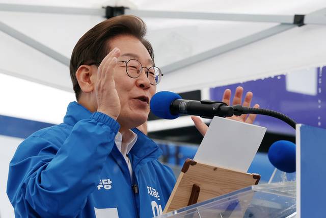 ▲ 더불어민주당 이재명 대선 후보가 16일 전북 전주시 전북대 후문에서 열린 유세에서 지지를 호소하는 연설을 하고 있다. 연합뉴스