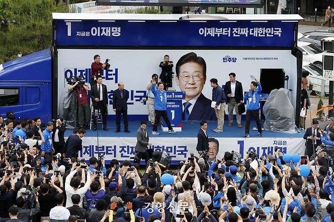 이재명 더불어민주당 대통령 후보(무대 가운데)가 16일 전북 익산역 동부광장에서 시민들에게 인사를 하고 있다. 박민규 선임기자