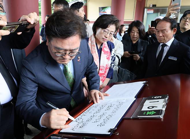 우원식 국회의장이 16일 오후 광주광역시 북구 국립5·18민주묘지를 찾아 참배에 앞서 방명록을 작성하고 있다. 연합뉴스