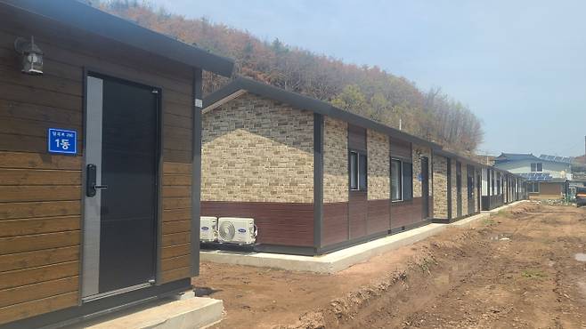 경북도가 초대형 산불로 피해를 입은 이재민들의 임시 주거용 조립주택에 우편과 택배 등의 배송이 즉시 이뤄질 수 있도록 도로명주소를 우선 부여하고 있다. 경북도 제공.