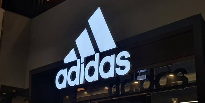 서울의 한 아디다스 지점 전경. 연합뉴스