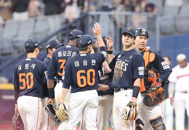 지난 11일 서울 고척스카이돔에서 열린 프로야구 한화 이글스와 키움 히어로즈의 경기에서 8-0으로 승리한 한화 선수들이 기뻐하는 모습. 연합뉴스