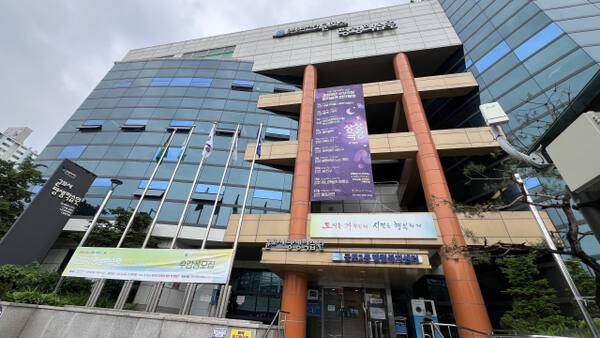 평생학습원, 군포2동 행정복지센터, 주민자치회 등이 입주한 복합공간인 군포시 평생학습원 전경. 윤덕흥기자