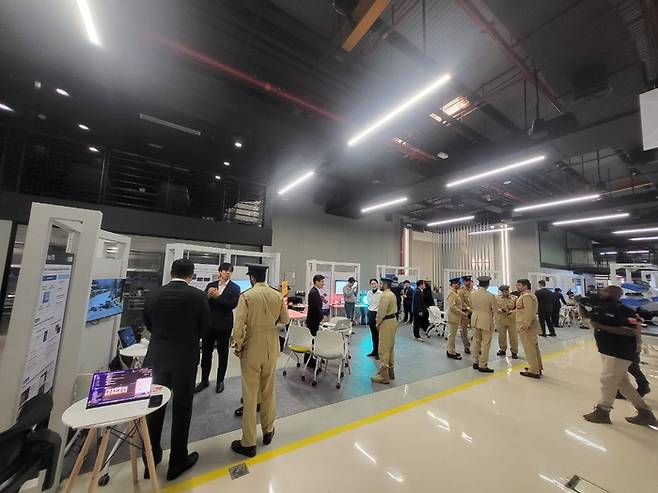 최근 두바이에서 코트라가 개최한 ‘KOTRA·두바이경찰 글로벌 수출테크 위크’에서 AI·자율주행 등 혁신기술기업이 전시 및 상담을 진행하고 있다 / 사진=코트라