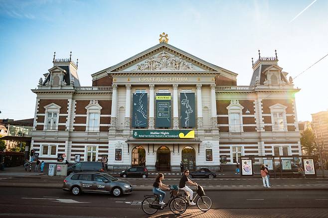 네덜란드 암스테르담 콘세르트헤바우에 말러 페스티벌 개최를 알리는 포스터가 붙어 있다. ⓒJessie Kamp