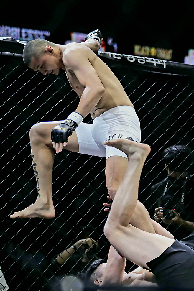 ‘노블레스’ 미우송 카스트루가 2025년 5월 인천광역시 영종국제도시 인스파이어 아레나 블랙컴뱃 데뷔전에서 상대를 짓밟고 있다. 사진=랭크파이브 이교덕 기자 제공