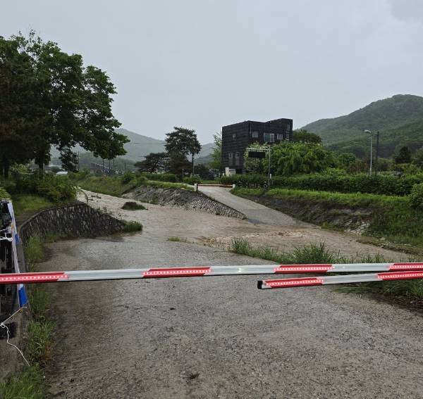 16일 쏟아진 폭우로 경기 남양주 별내면 청학리 세월교가 통제된 모습/사진=남양주시