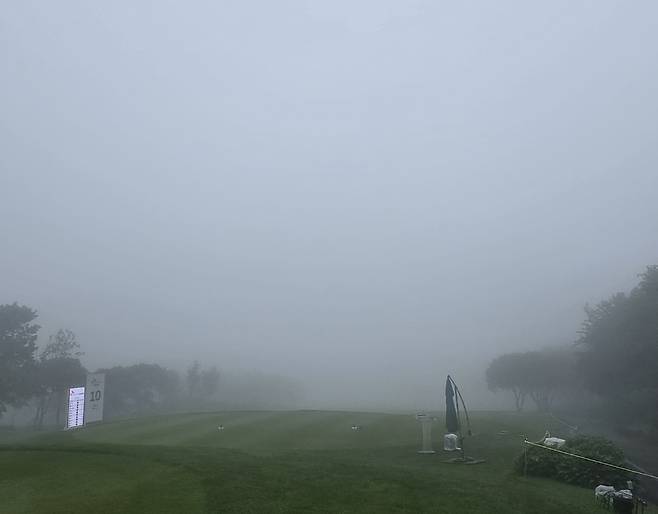 KPGA 투어 SK텔레콤 오픈 1라운드가 안개로 일시 중단됐다. 사진은 16일 오전 제주 서귀포 핀크스GC 10번홀 티박스에서 바라본 모습. 서귀포=조범자 기자