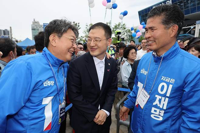 김상욱 무소속 의원이 16일 전북 익산시 익산역 동부 광장에서 열린 더불어민주당 이재명 대선 후보의 유세에 참석해 환영을 받고 있다. 연합뉴스