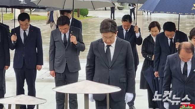 제45주년 5·18 민주화운동 기념식을 이틀 앞두고 권성동 국민의힘 원내 대표 겸 공동선대위원장은 16일 오후 1시 50분 비가 내리는 속에 김상훈 정책위 의장, 조배숙 의원 등과 국립 5·18 민주묘지를 참배했다. 김형로 기자