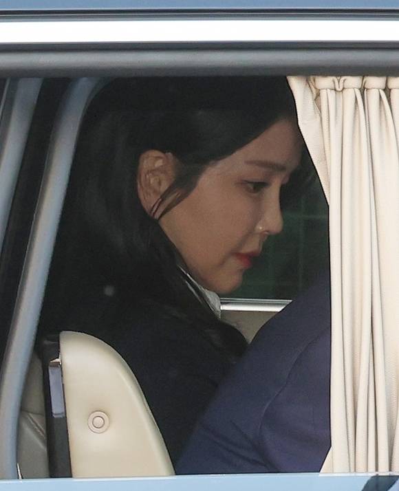 김건희 여사 - 전성배씨와 윤석열 전 대통령 부부 사이의 의혹을 수사 중인 검찰이 김건희 여사의 전 보좌관의 주거지를 최근 압수수색했다. 사진은 윤석열 전 대통령의 부인 김건희 여사가 지난달 11일 서울 용산구 한남동 관저를 나와 서초동 사저로 향하는 모습. 연합뉴스