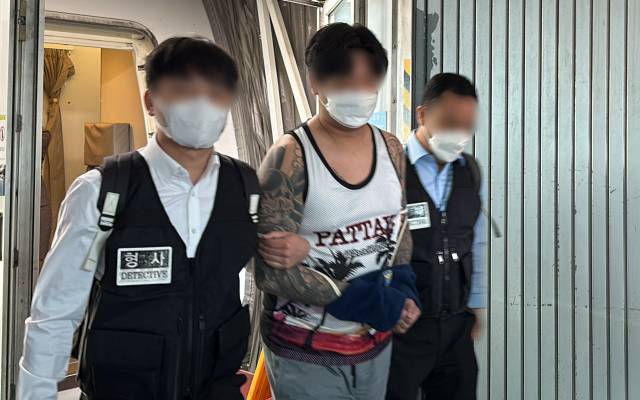 태국 방콕에서 한국인들을 상대로 투자 리딩방을 빙자한 사기 범행 도중 태국 경찰청 이민국에 의해 현장에서 검거된 한국인 조직원 8명이 지난해 8월 인천국제공항을 통해 강제송환되고 있다. 사진 제공=경찰청