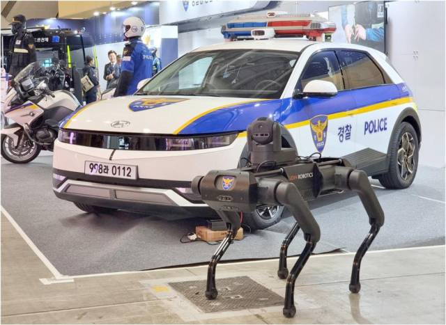 인공지능(AI)을 활용해 각종 사고 현장에서 위험 요소를 탐지할 수 있는 로봇개. 사진 제공=경찰청