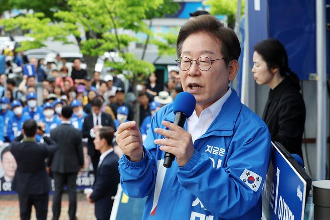 이재명 더불어민주당 대선 후보가 16일 전북 군산시 구시청광장에서 열린 유세에서 지지를 호소하는 연설을 하고 있다. ⓒ연합뉴스