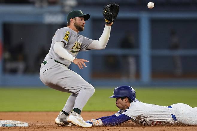LA 다저스 김혜성이 16일 애슬레틱스전에서 2회말 2루 도루에 성공하고 있다. AP연합뉴스