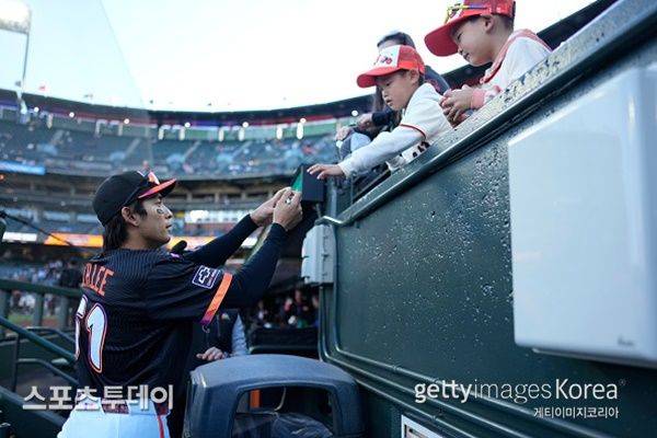 팬들에게 사인하는 이정후 / 사진=Gettyimages 제공