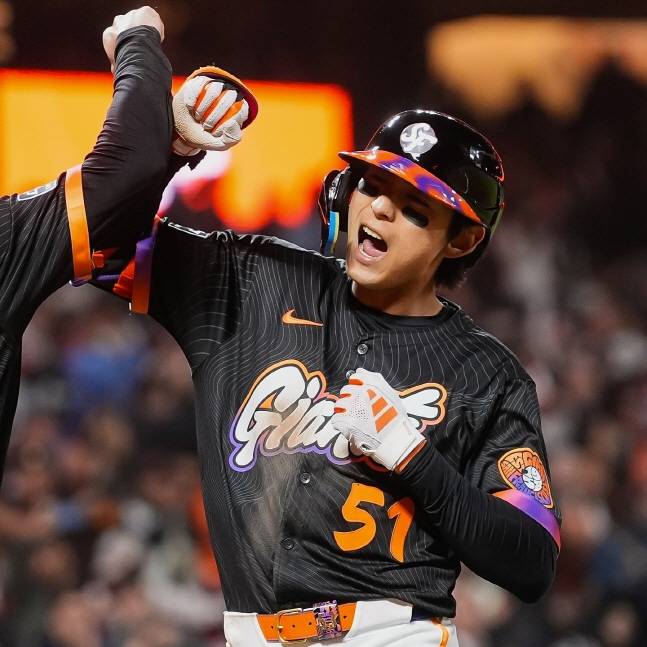 샌프란시스코 이정후가 지난 14일 홈런을 터뜨리고 동료와 세리머니를 하고 있다. /사진=샌프란시스코 자이언츠 공식 SNS