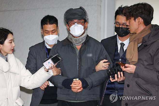 '계엄 모의' 검찰 송치되는 노상원 전 사령관 (서울=연합뉴스) 서대연 기자 = '12·3 비상계엄' 기획에 관여한 혐의로 구속된 노상원 전 국군정보사령관이 24일 오전 은평구 서울서부경찰서에서 검찰로 송치되고 있다. 2024.12.24 dwise@yna.co.kr
