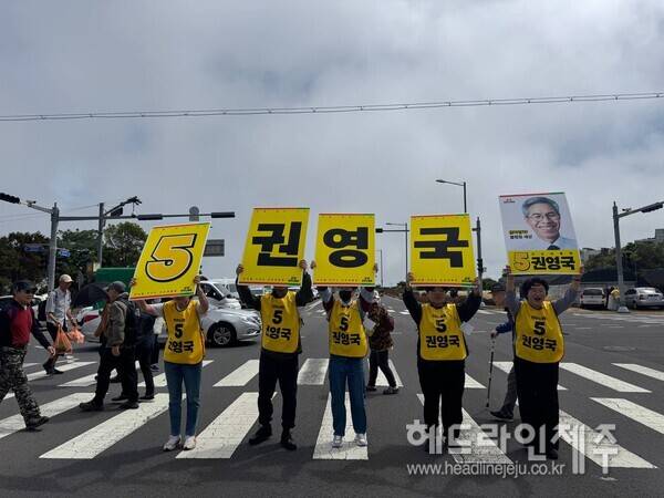 17일 민속오일시장에서 진행한 민주노동당 제주선대위 유세활동.
