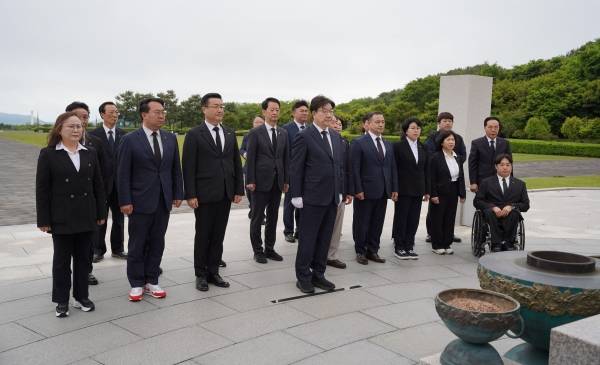 국민의힘 권성동 공동선대위원장과 제주도당 주요 당직자들이 17일 오전 제주4·3평화공원 위령제단에서 참배를 하고 있다.