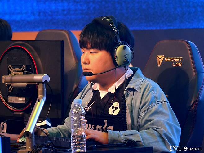 오프라인 경험이 적은 퍼플이 우승 후보 디바인에 역전승을 거뒀다.