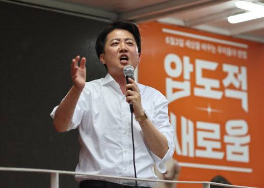 이준석 개혁신당 대선 후보가 16일 충청남도 천안중앙시장에서 유세차량에 올라 발언하고 있다. (사진=연합뉴스)