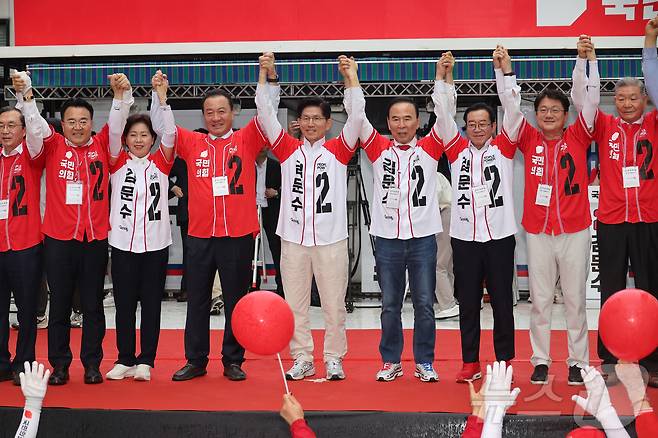 김문수 국민의힘 대통령 후보가 16일 오후 충북 청주시 상당구 성안길에서 가진 유세에서 시민들에게 손을 들어 인사하고 있다. (공동취재) 2025.5.16/뉴스1 ⓒ News1 이광호 기자