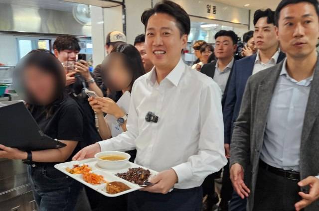 이준석 개혁신당 대선 후보가 14일 오후 부산 금정구 부산대학교 학생식당을 찾아 학식을 배식 받은 뒤 이동하는 모습. /서다빈 기자