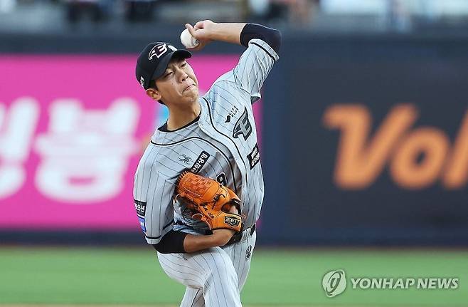 한화 투수 황준서가 역투하고 있다. 연합뉴스