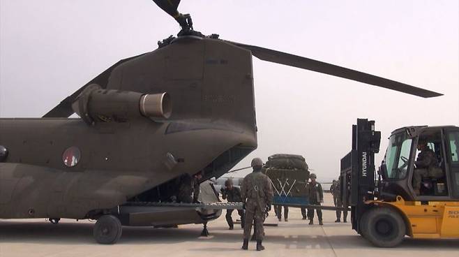 지상군구성군사령부는 지난 9일부터 16일까지 2·5군단(군수지원여단, 특공연대) 및 2신속대응사단과 육군항공사령부, 공군작전사령부, 공중기동정찰사령부, 공군군수사령부, 미해병대 1해병보급단 등 한미 양국군 장병 220여 명이 참가한 '2025년 전반기 연합합동 공중재보급 훈련'을 실시했다. 이번 훈련은 전시 열악한 지상 병참선을 극복하고 우리 군의 작전지속지원능력을 유지 및 발전시키기 위해 계획됐다. 사진은 공중 투하할 재보급 물자를 수송헬기에 탑재하는 모습. 육군 제공