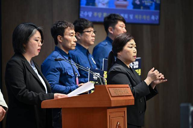 한은희(오른쪽) 국회 수어 통역사가 지난달 17일 국회 소통관에서 용혜인 기본소득당 의원이 연 기자회견에서 수어 통역을 하고 있다. 정다빈 기자