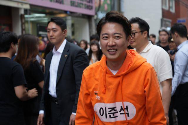 이준석 개혁신당 대통령 후보가 17일 오후 서울 성동구 성수동 카페거리에서 유세를 하고 있다. 이준석캠프 제공